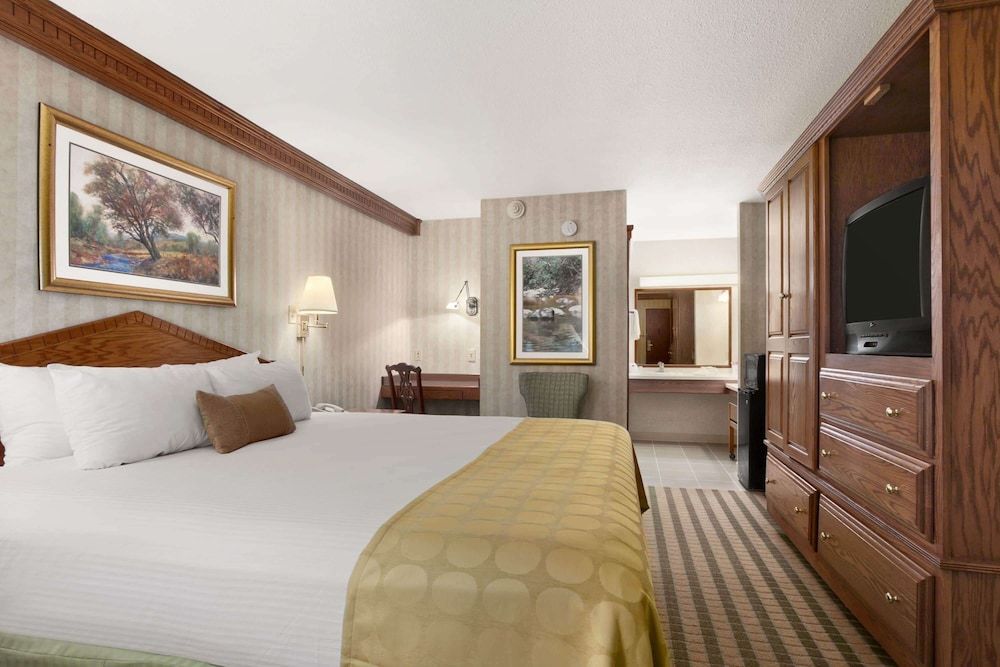 Ramada by Wyndham Saginaw Hotel & Suites 3