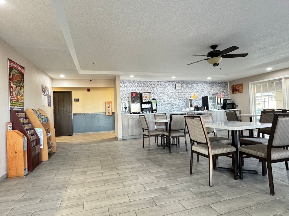 Super 8 by Wyndham Reedsburg 2