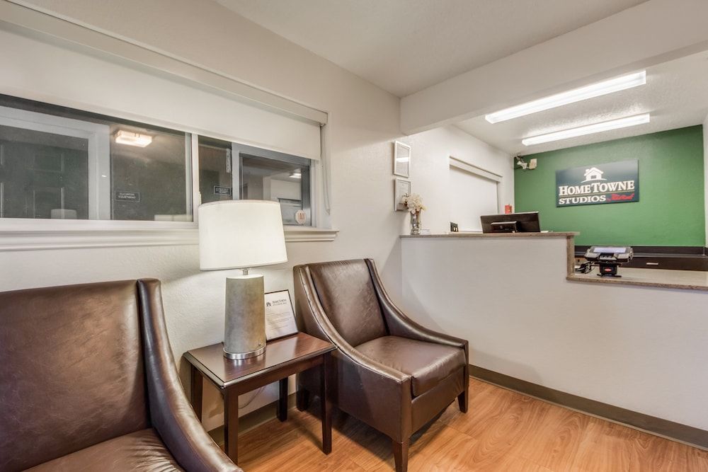 HomeTowne Studios by Red Roof Dallas - Mesquite 3