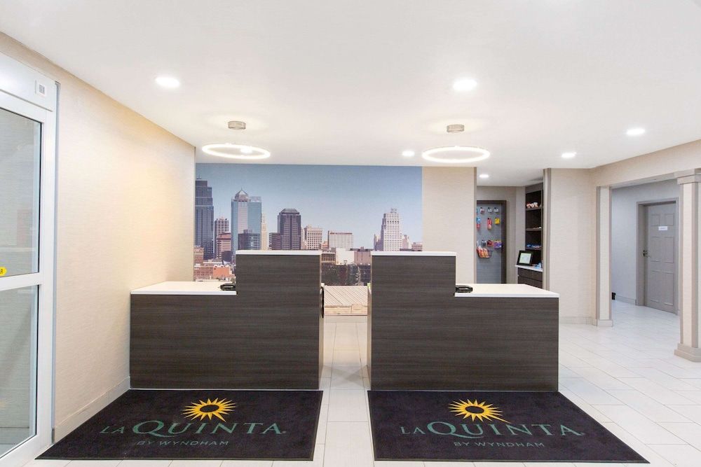 La Quinta Inn & Suites by Wyndham Blue Springs 2