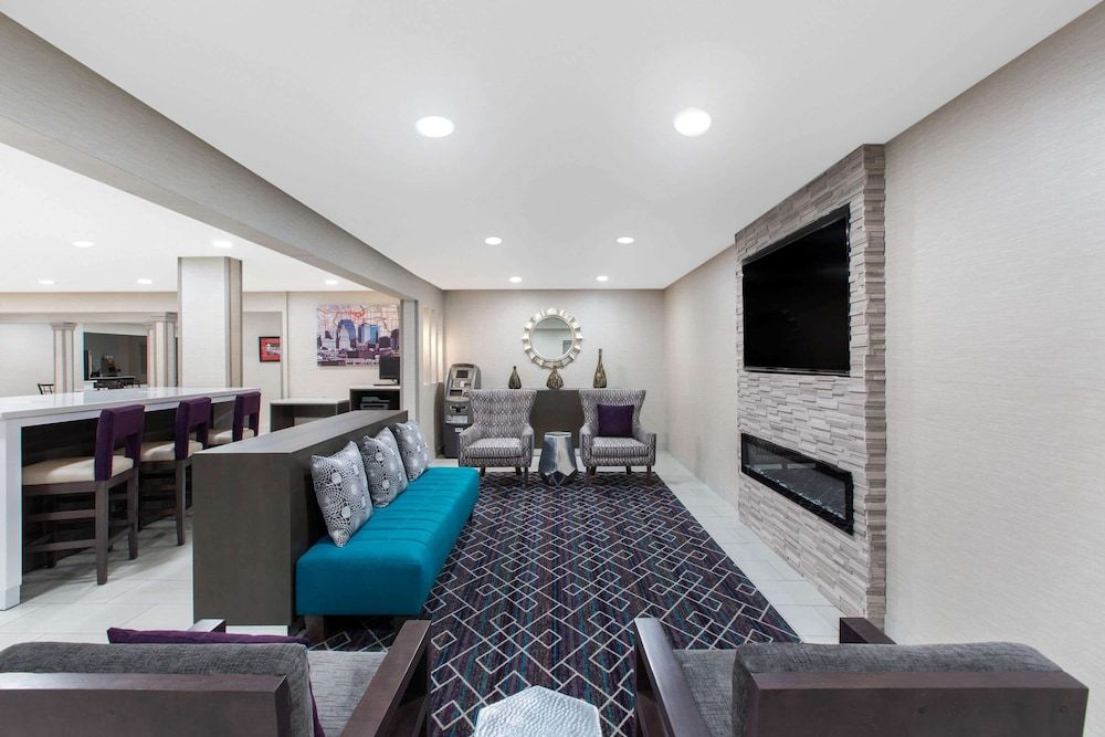 La Quinta Inn & Suites by Wyndham Blue Springs 3