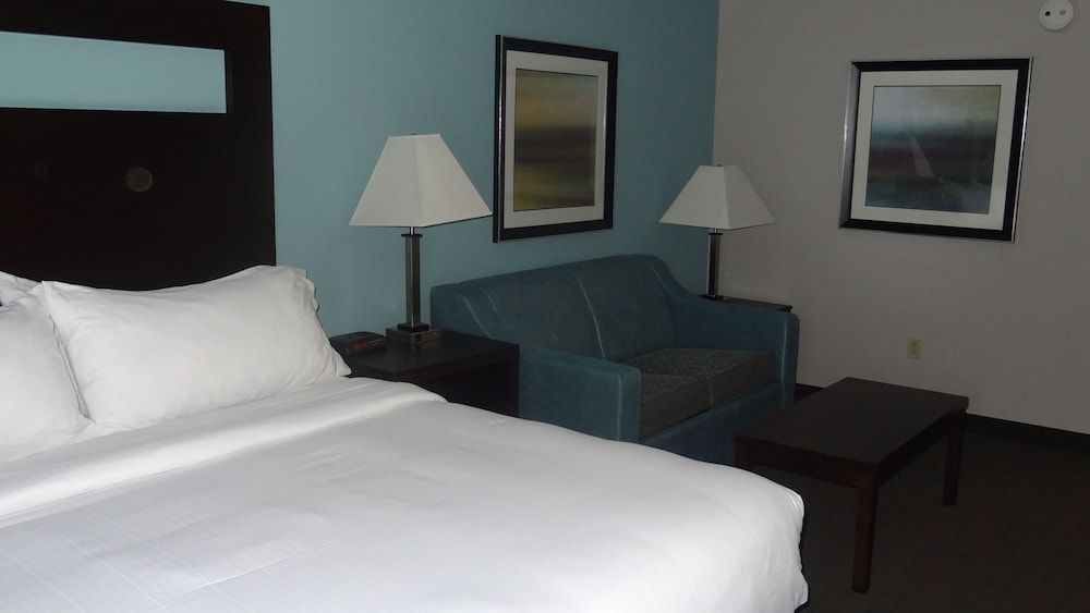 Holiday Inn Express Kansas City - Bonner Springs 3