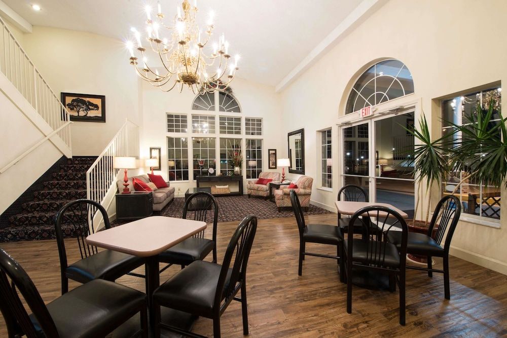 Super 8 by Wyndham Richmond 2