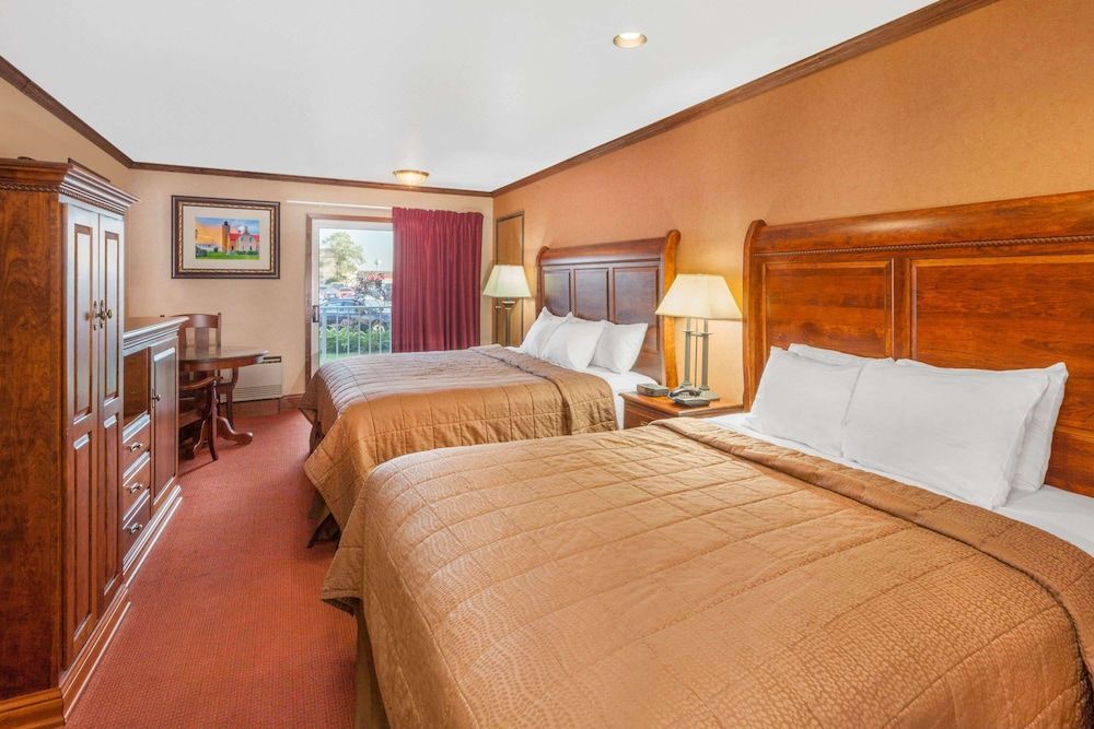 Ramada by Wyndham Mackinaw City Waterfront 3