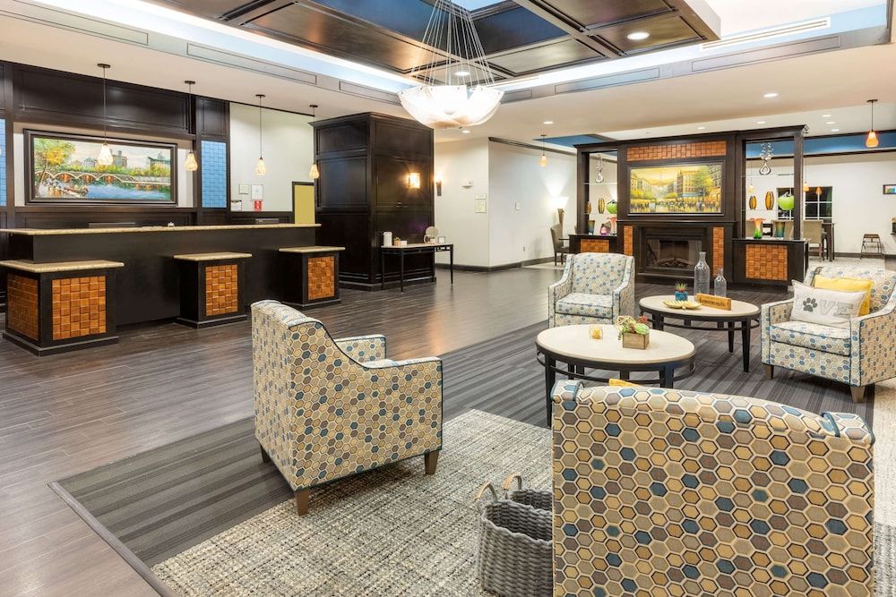 La Quinta Inn & Suites by Wyndham Mt. Pleasant 2