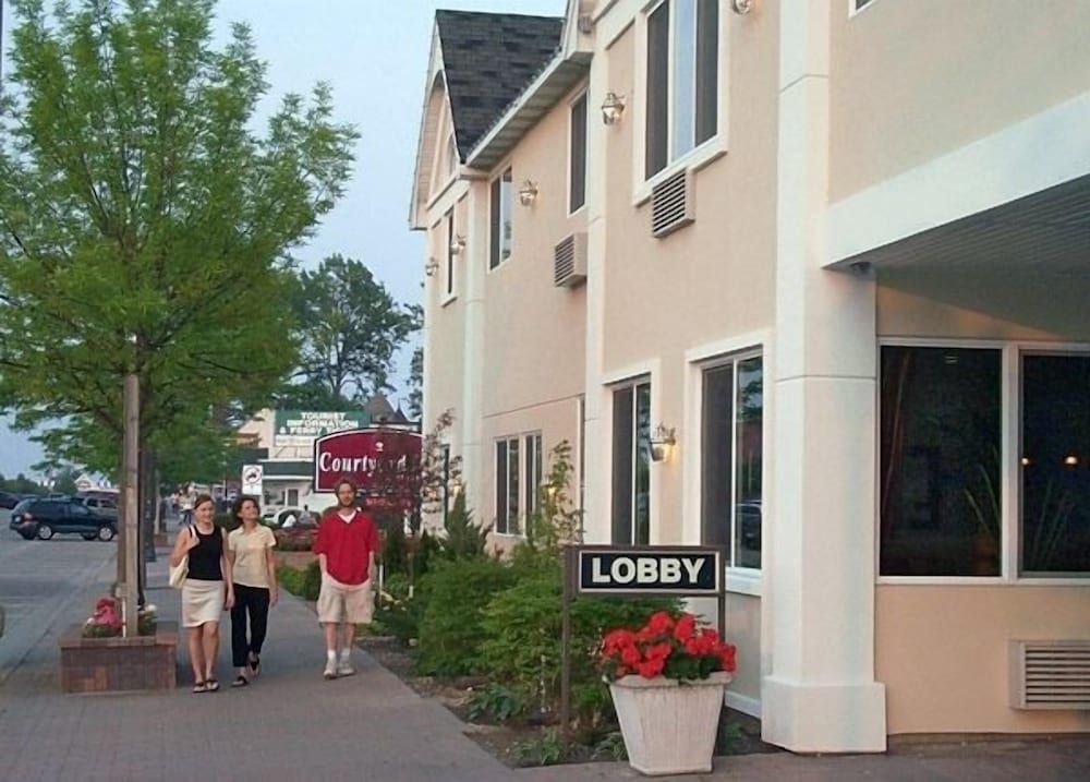 Court Plaza Inn & Suites 2 estrellas en Mackinaw City