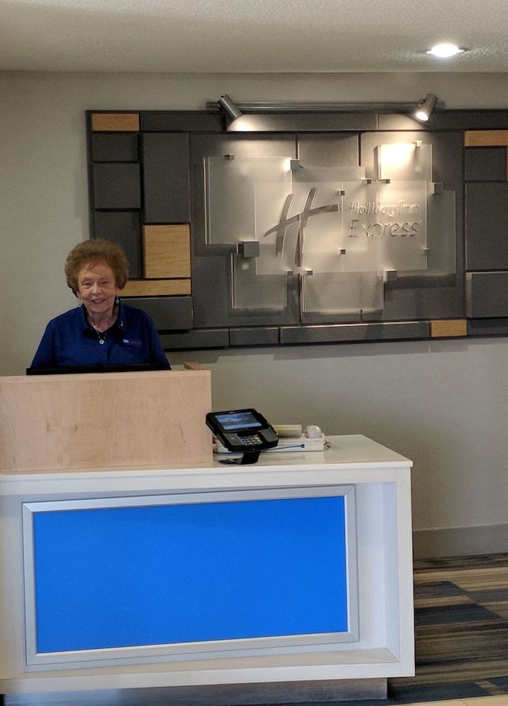 Holiday Inn Express Mt. Vernon 3