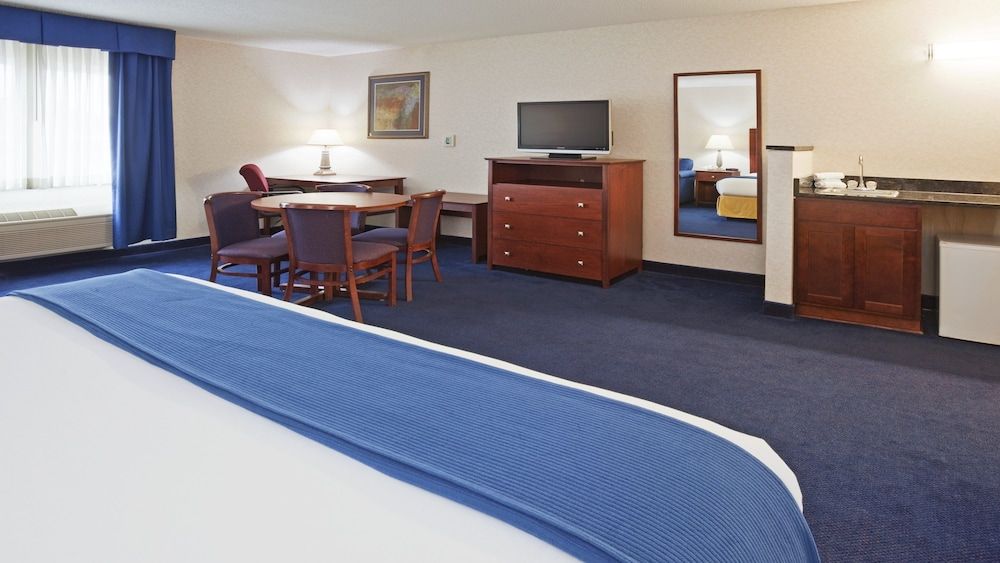 Holiday Inn Express Deforest (Madison Area) 2