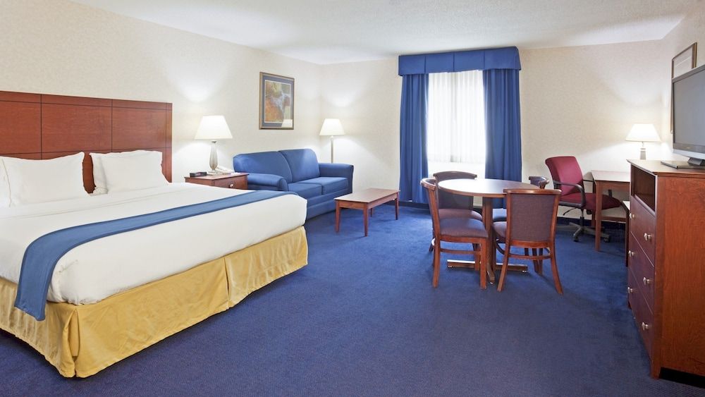 Holiday Inn Express Deforest (Madison Area) 3