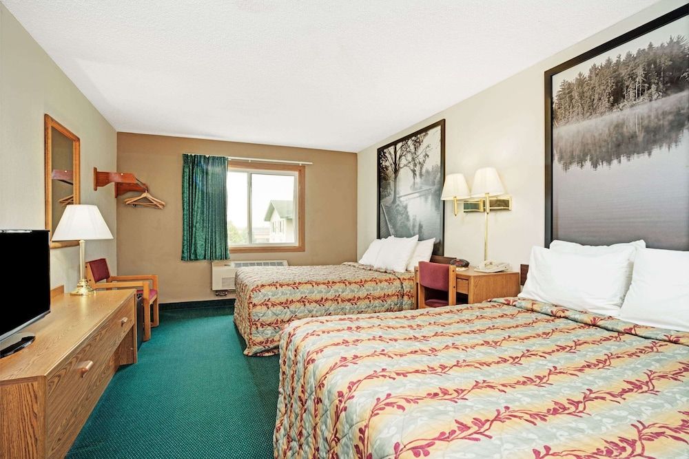 Super 8 by Wyndham Rogers Minnesota 3
