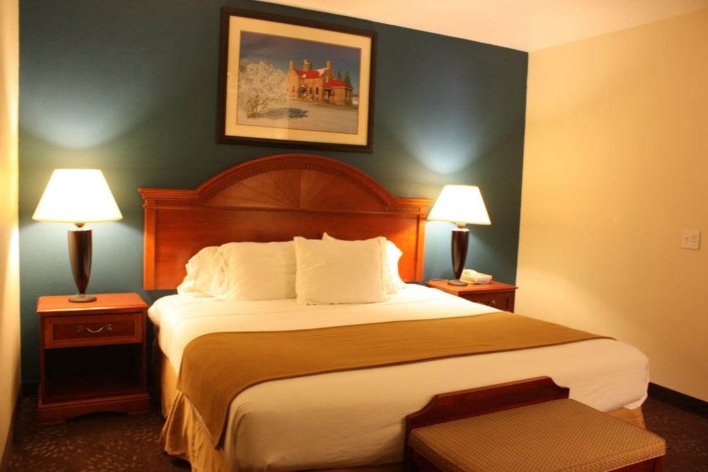 Holiday Inn Express Mackinaw City 2