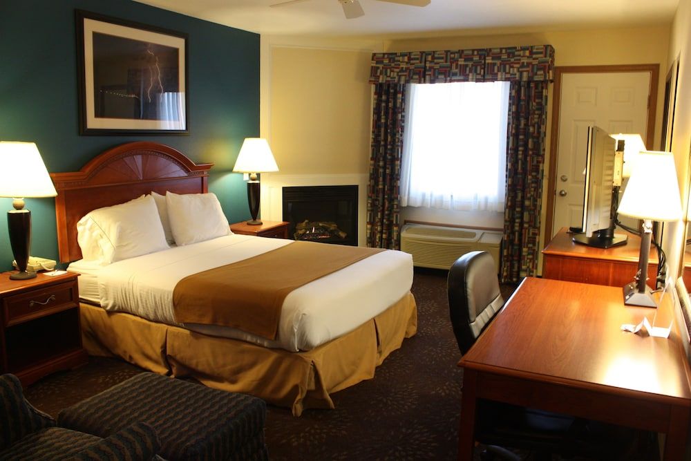 Holiday Inn Express Mackinaw City 3