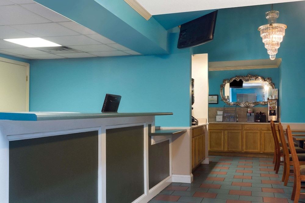 Super 8 by Wyndham Brunswick South/I-95 2