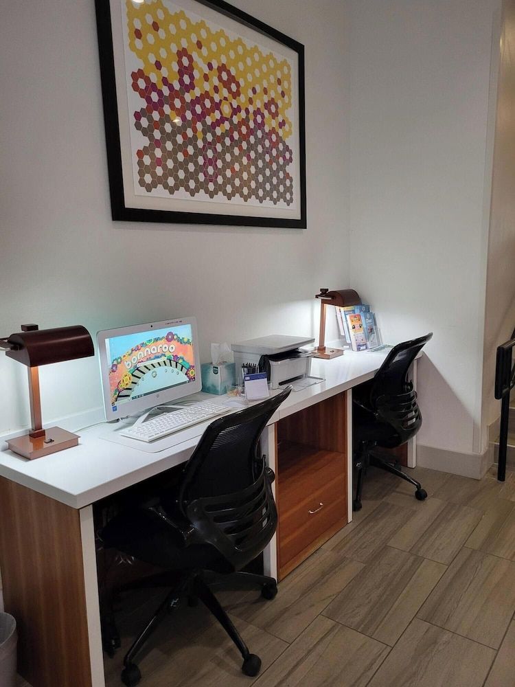 Holiday Inn Express & Suites Manchester Conference 2