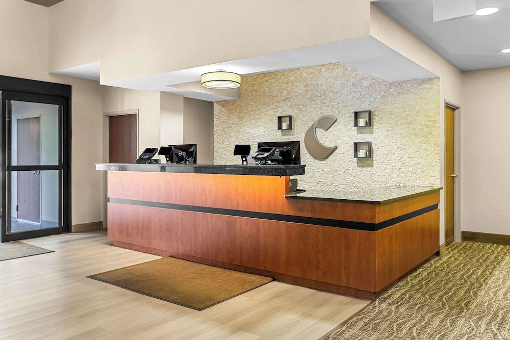 Comfort Suites Grayslake near Libertyville North 3