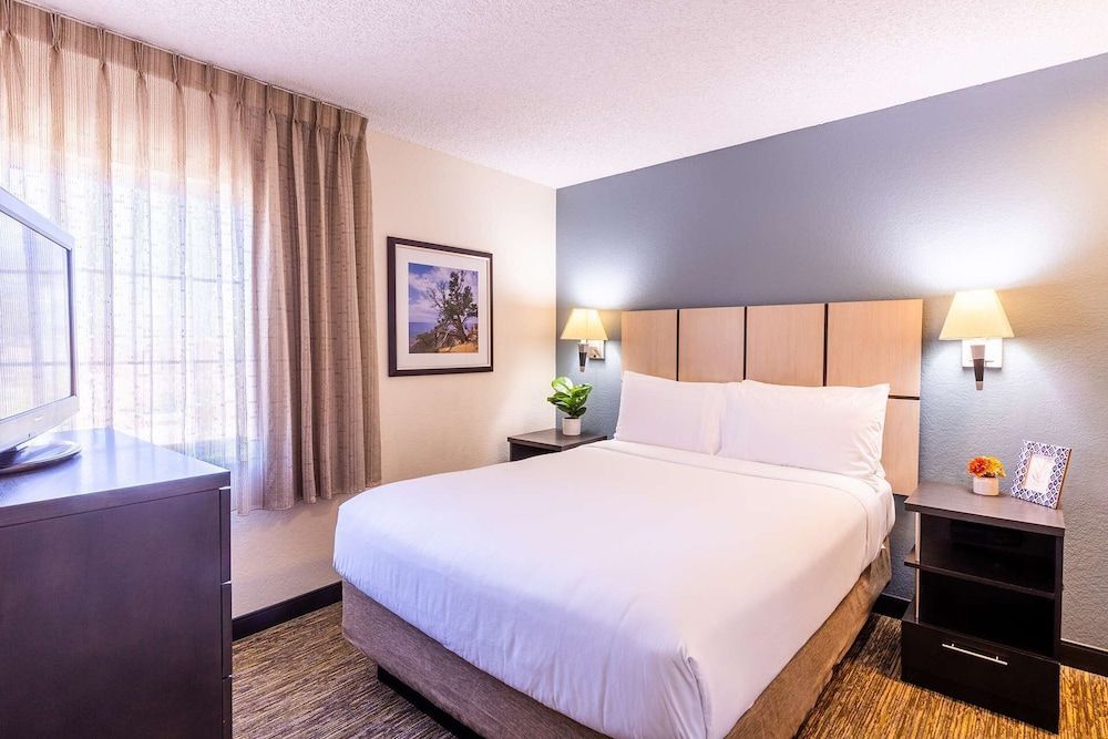 Sonesta Simply Suites Lansing 3