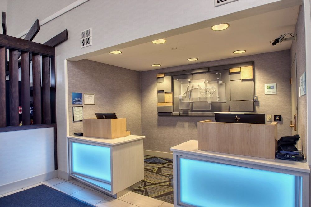 Holiday Inn Express Hotel & Suites Oshkosh Statero 3