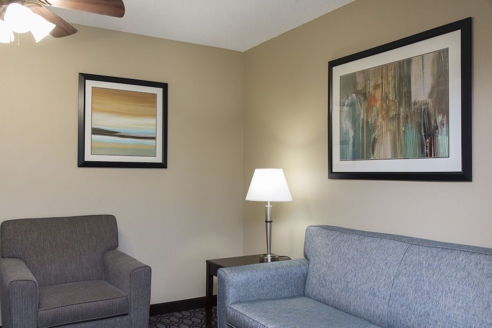 Holiday Inn Express Gas City 3