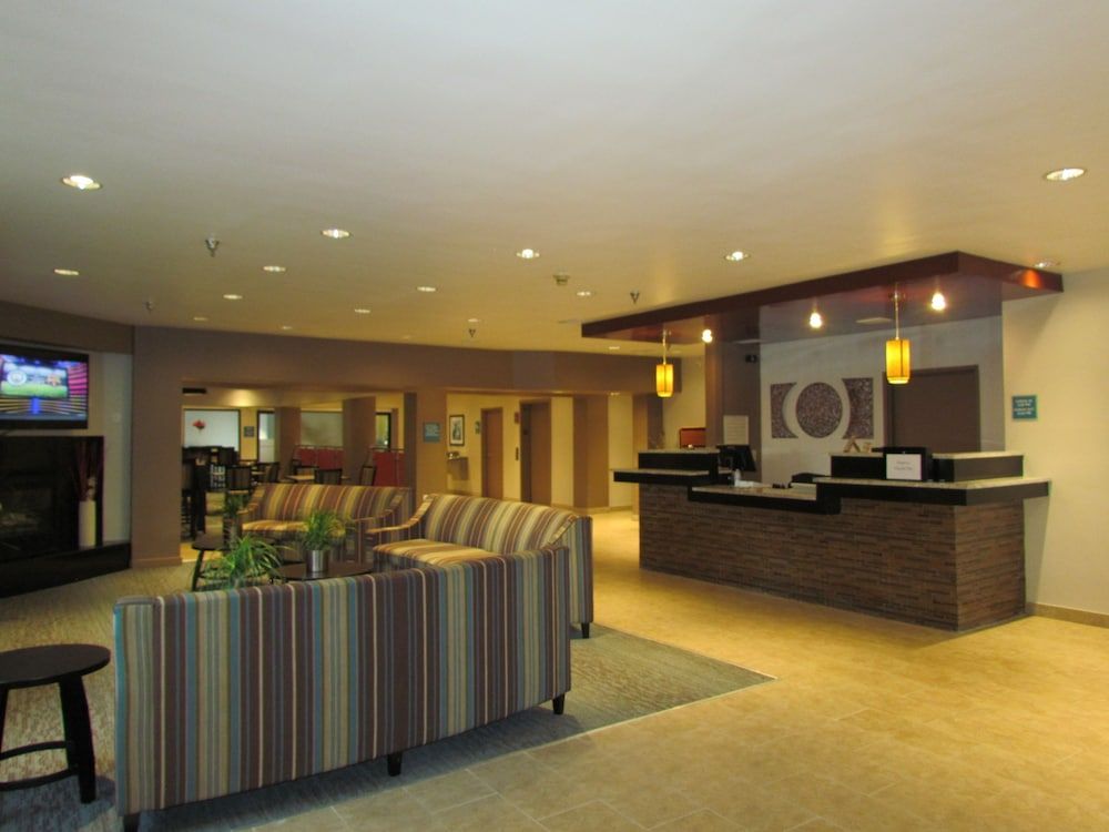 Ramada by Wyndham Glendale Heights/Lombard 2