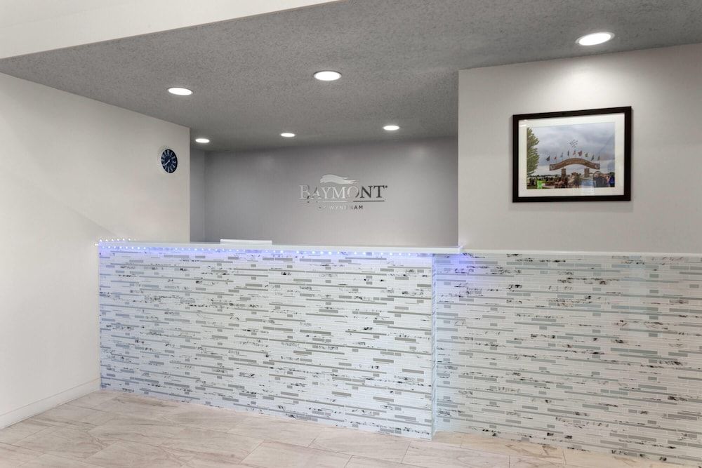 Baymont by Wyndham Oshkosh Airport 2