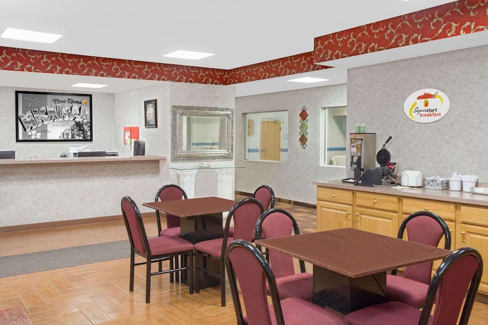 Super 8 by Wyndham Three Rivers 2