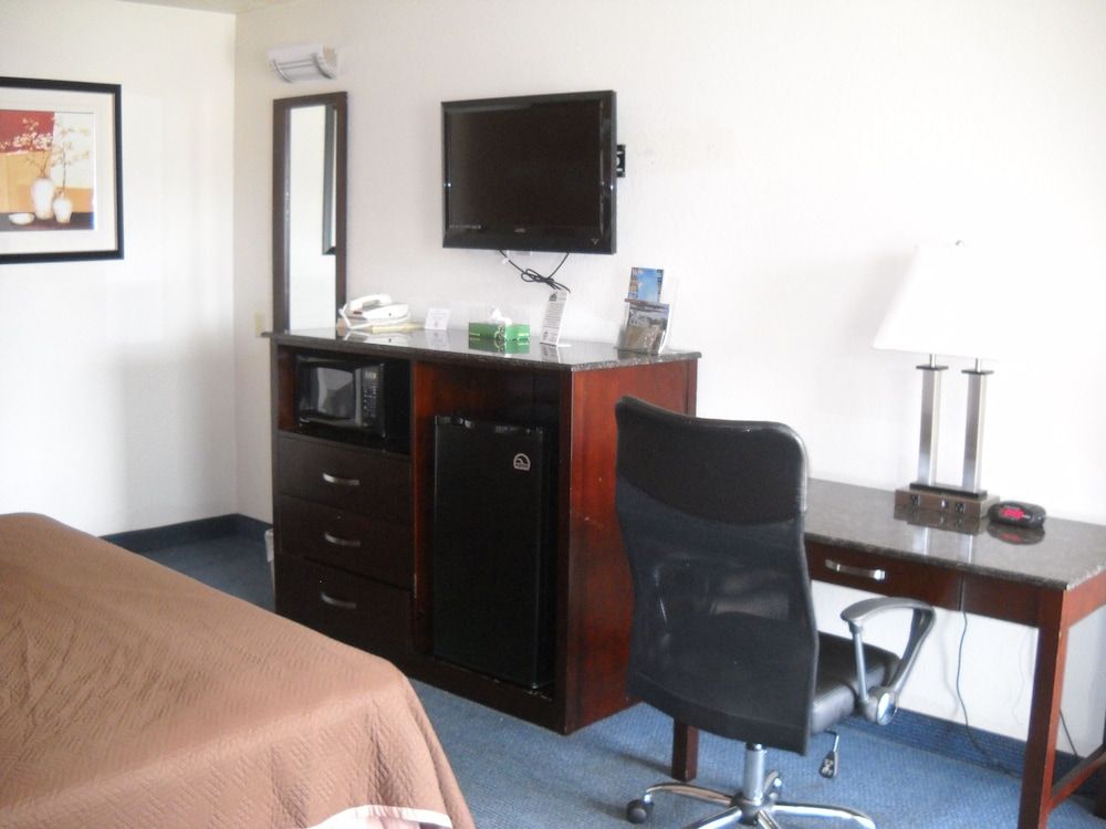 Travelodge by Wyndham Parkersburg 2