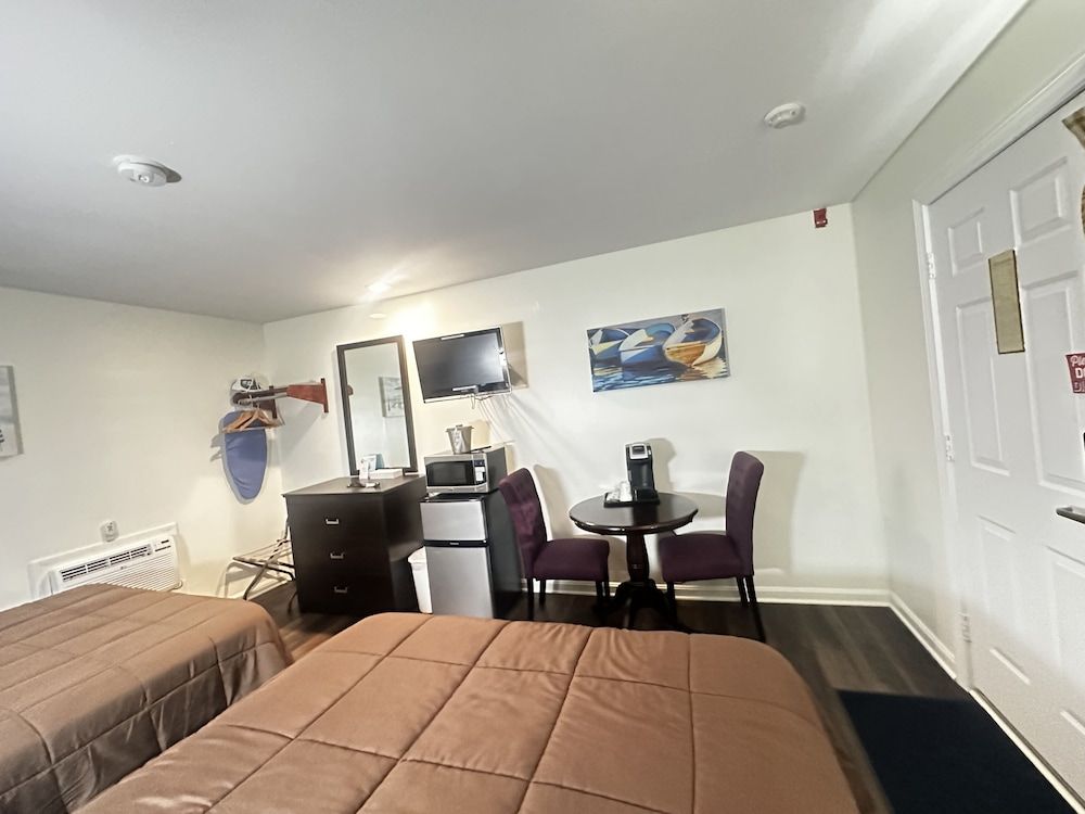 Blue Spruce Motel & Townhouses 3