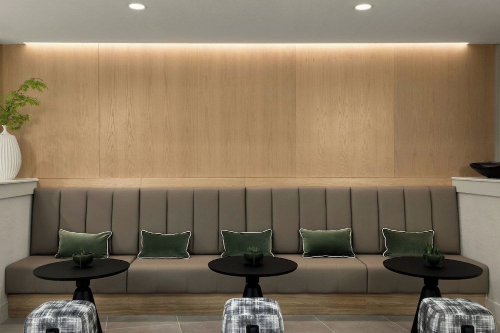 Crowne Plaza Portland-Lake Oswego 2