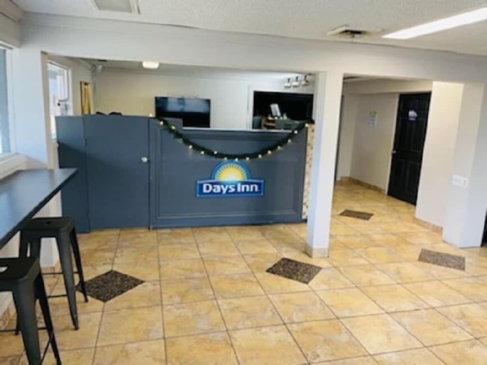 Days Inn & Suites by Wyndham Port Huron 3