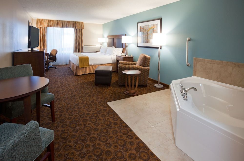 Holiday Inn Express & Suites St. Cloud 3