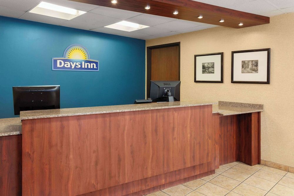 Days Inn by Wyndham Rockford I-90 Casino District 2