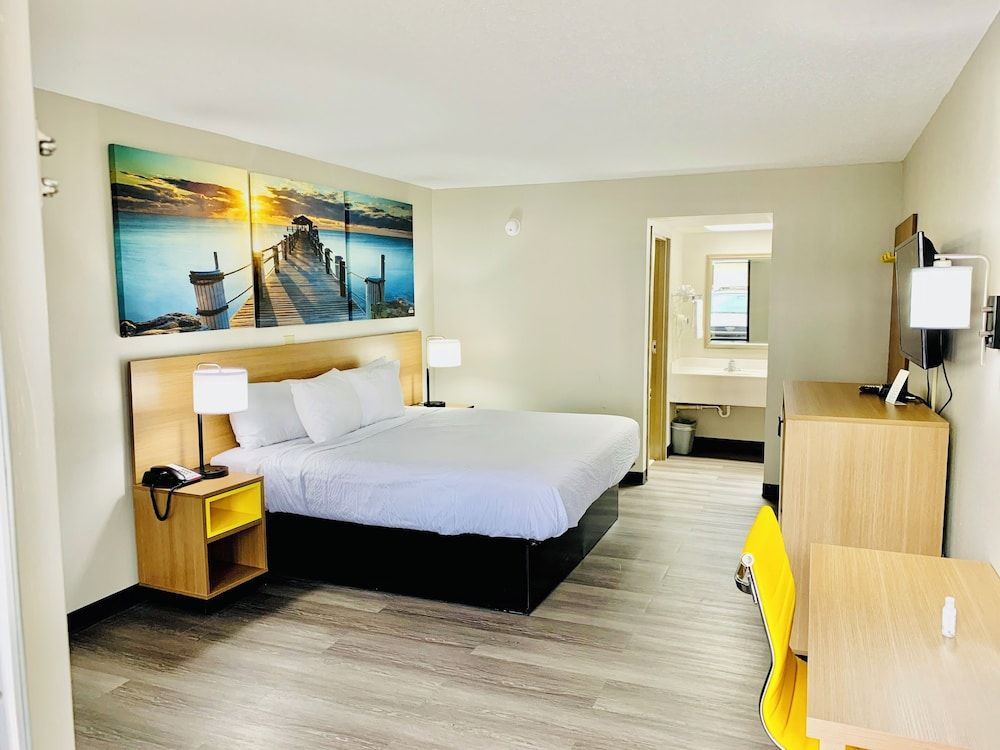 Days Inn by Wyndham Sanford 3