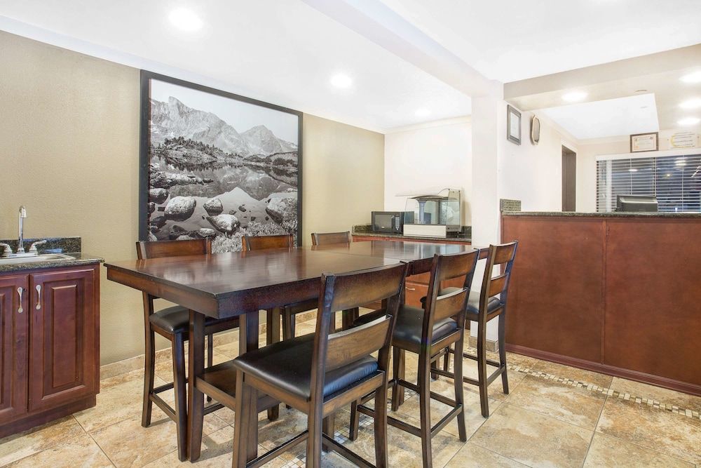 Super 8 by Wyndham Riverton 2