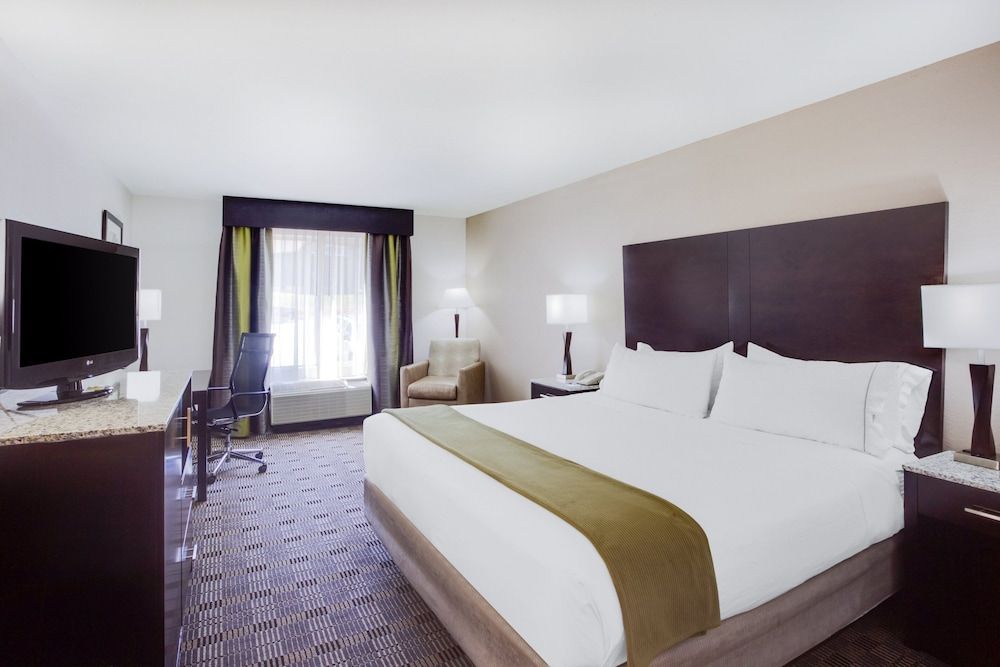Holiday Inn Express & Suites Mebane 2