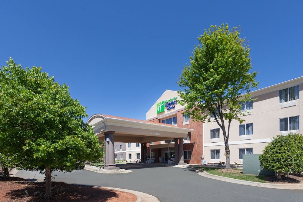 Holiday Inn Express & Suites Mebane 2 estrelas em Mebane