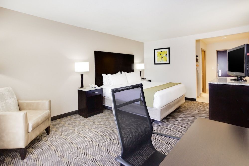 Holiday Inn Express & Suites Mebane 3