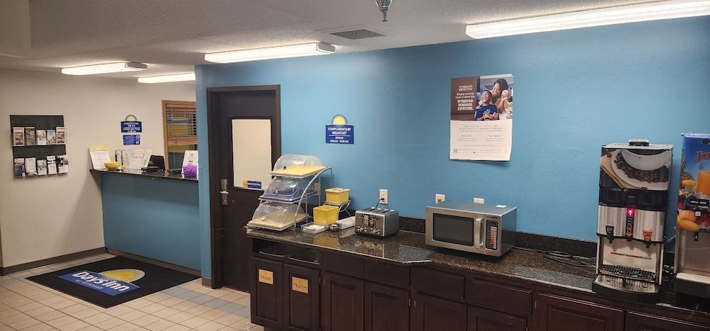 Days Inn by Wyndham Austin 3