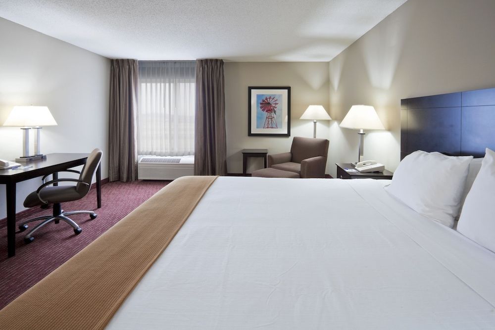Holiday Inn Express Fort Wayne-East (New Haven) 3