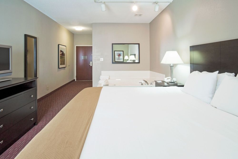 Holiday Inn Express Fort Wayne-East (New Haven) 2