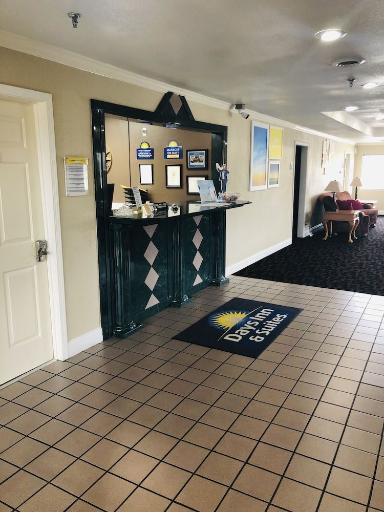 Days Inn & Suites by Wyndham Stuttgart 2