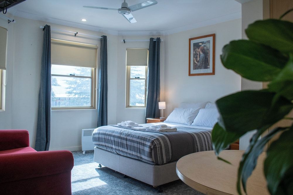 Royal Hotel Springwood 2