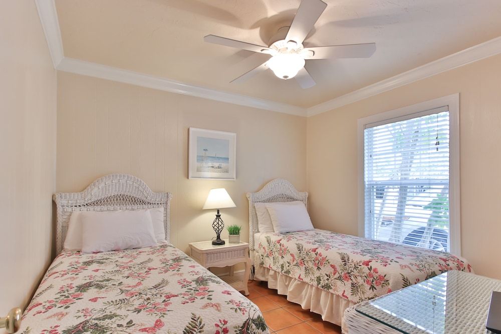 Tortuga Inn Beach Resort 3