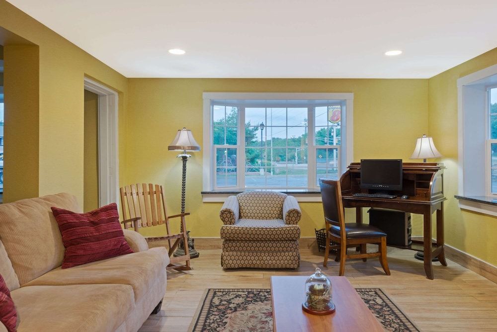 Super 8 by Wyndham Sturbridge 2