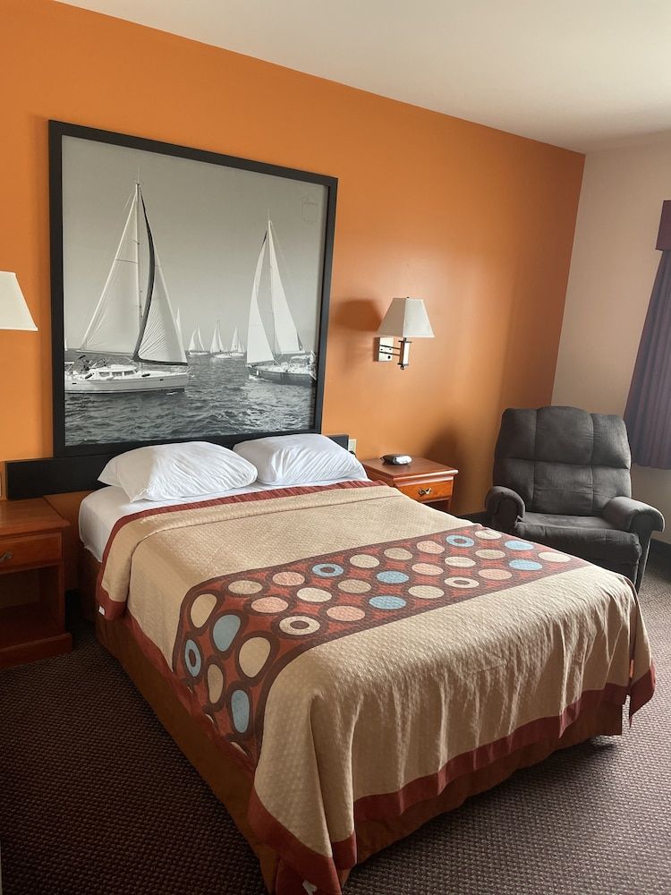 Super 8 by Wyndham Salina 3