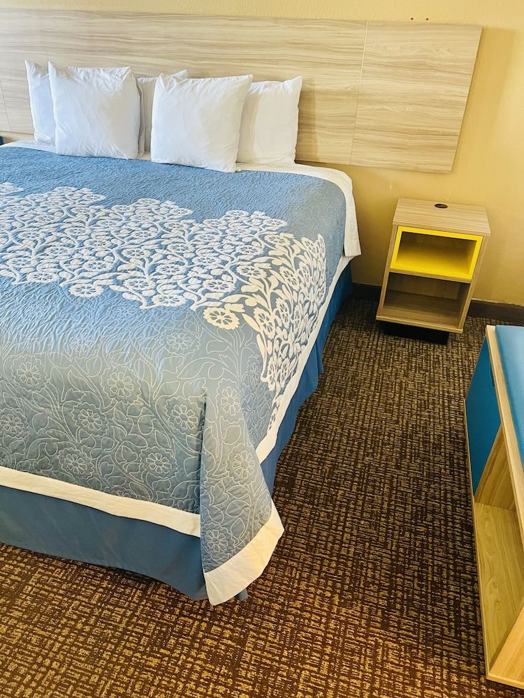Days Inn by Wyndham Fort Wayne 3