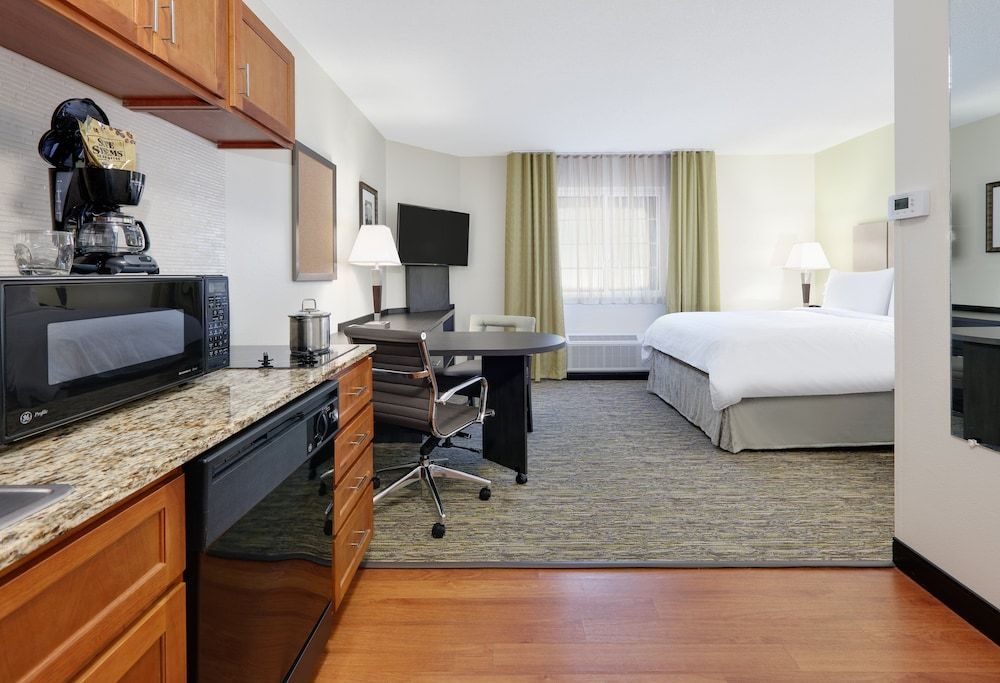 Candlewood Suites Salina 3