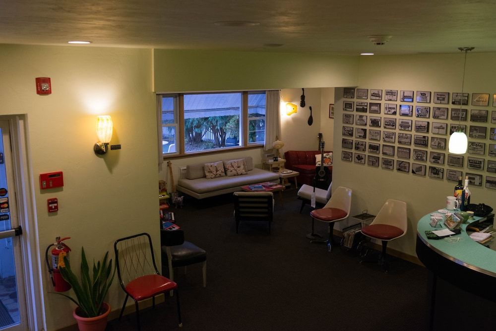 Holiday Music Motel 2