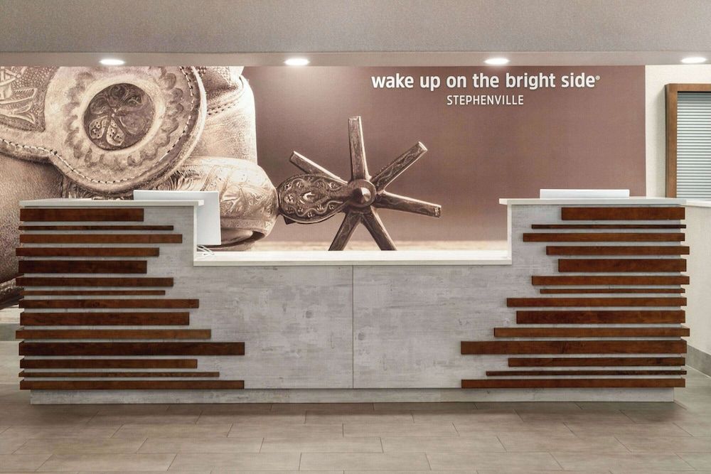 La Quinta Inn & Suites by Wyndham Stephenville 2