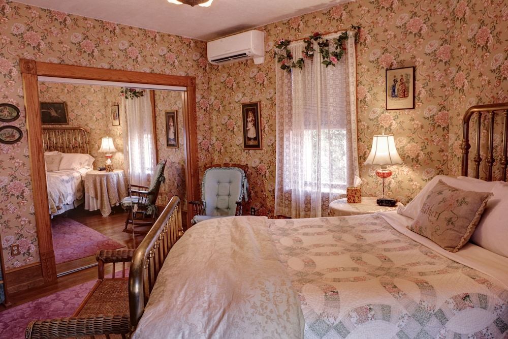 The Queen, A Victorian Bed & Breakfast 3