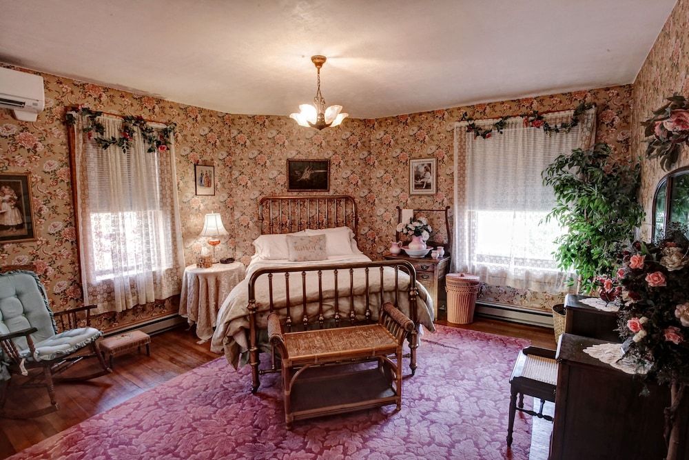 The Queen, A Victorian Bed & Breakfast 2